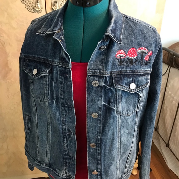 SOLD! OOAK Upcycled embroidered Gap denim jacket - Picture 9 of 9